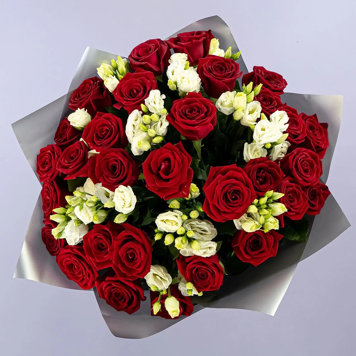 Букет из роз и белых эустом