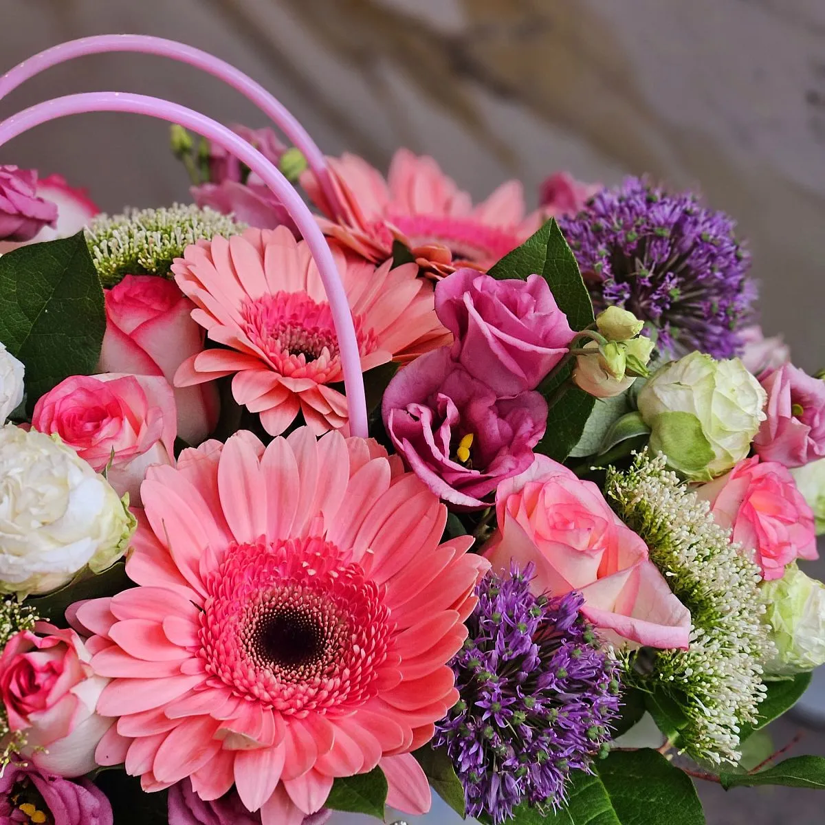 Розы, трахелиумы и герберы в коробке