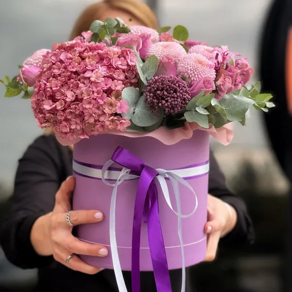 Хризантемы, розы и наринэ в коробке