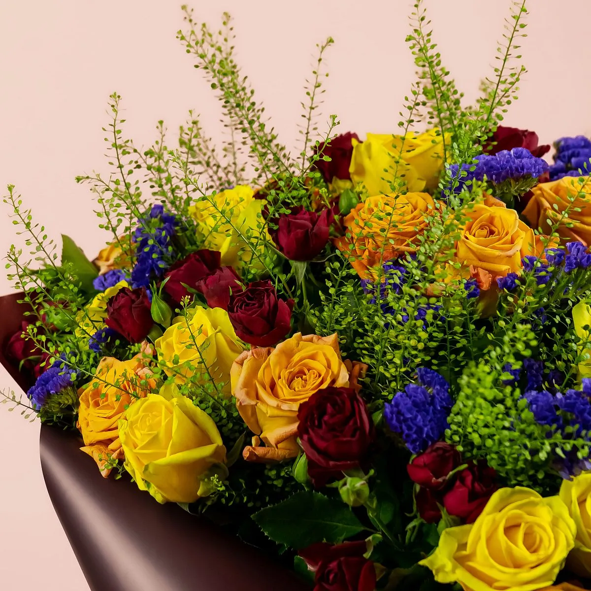 Букет из роз микс и статицы