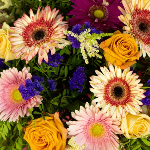 Букет из гербер микс, роз микс и статицы