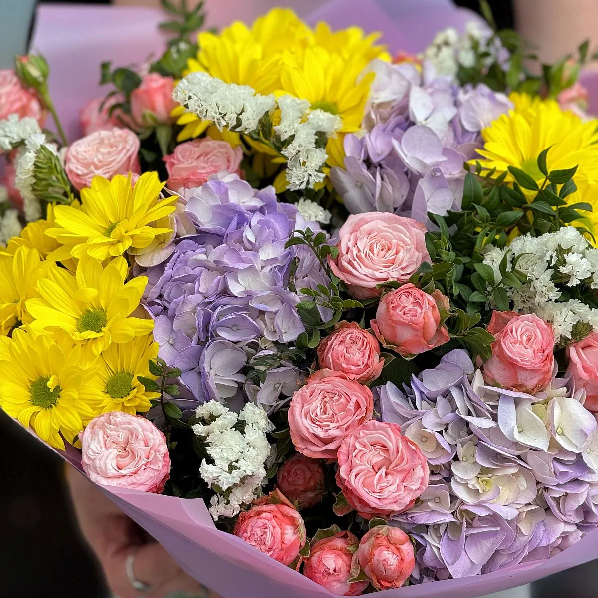 Огромный букет из роз, хризантем и гортензии