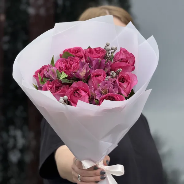 Букет из роз, альстромерий и бруний