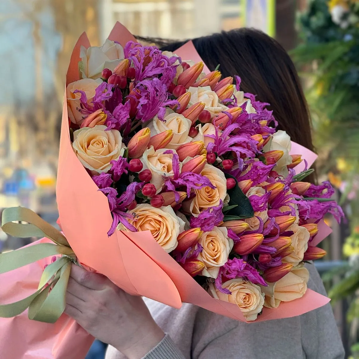 Огромный букет из 45 роз и 60 тюльпанов