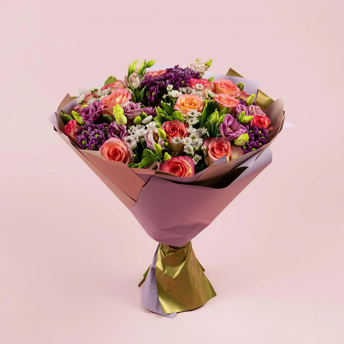 Букет из нежных роз, эустом и хризантем