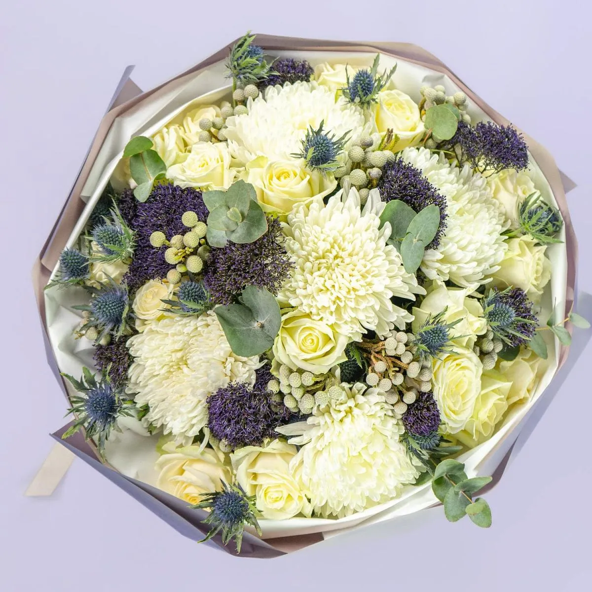 Букет из белых хризантем и роз