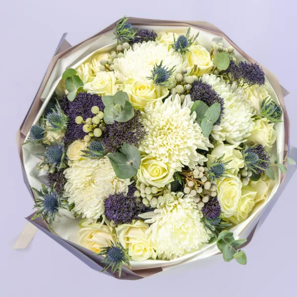 Букет из белых хризантем и роз