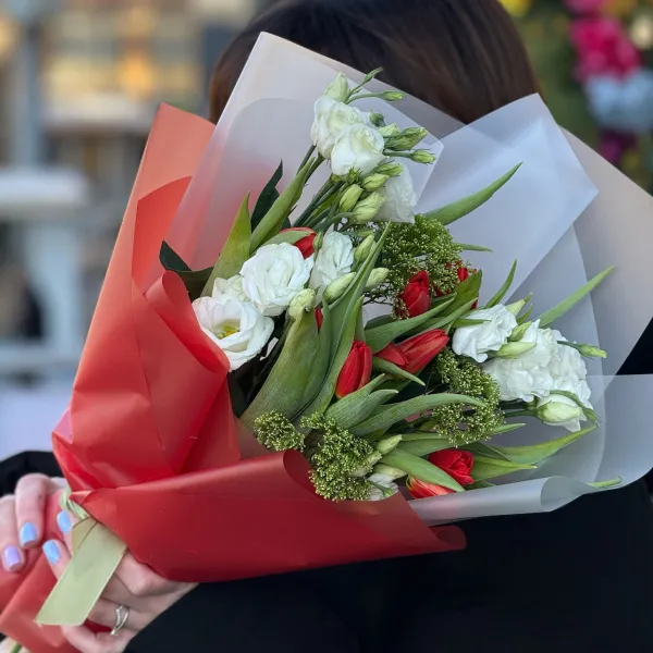 Букет из тюльпанов и трахелиума