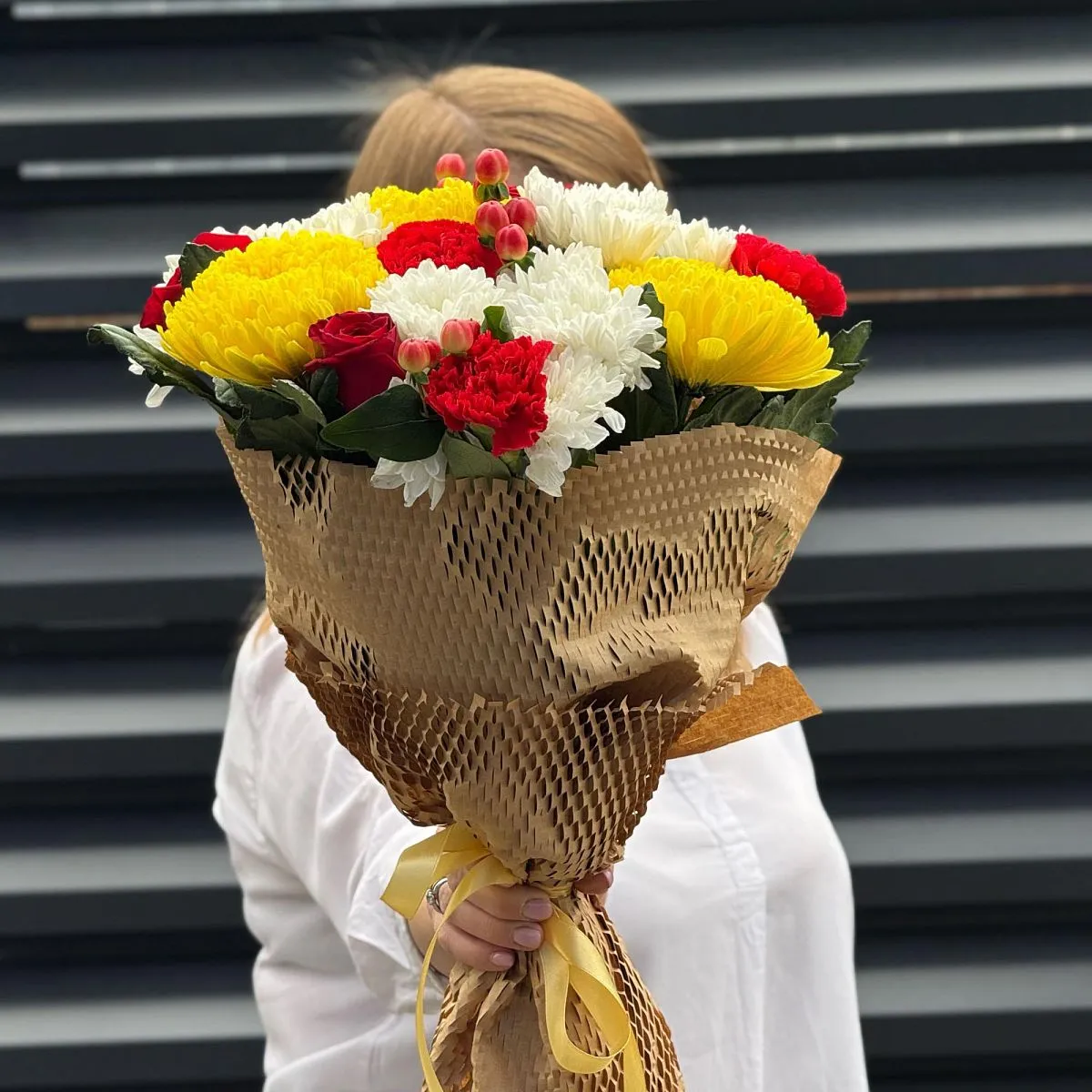 Большой букет хризантем, гиперикум и гвоздики