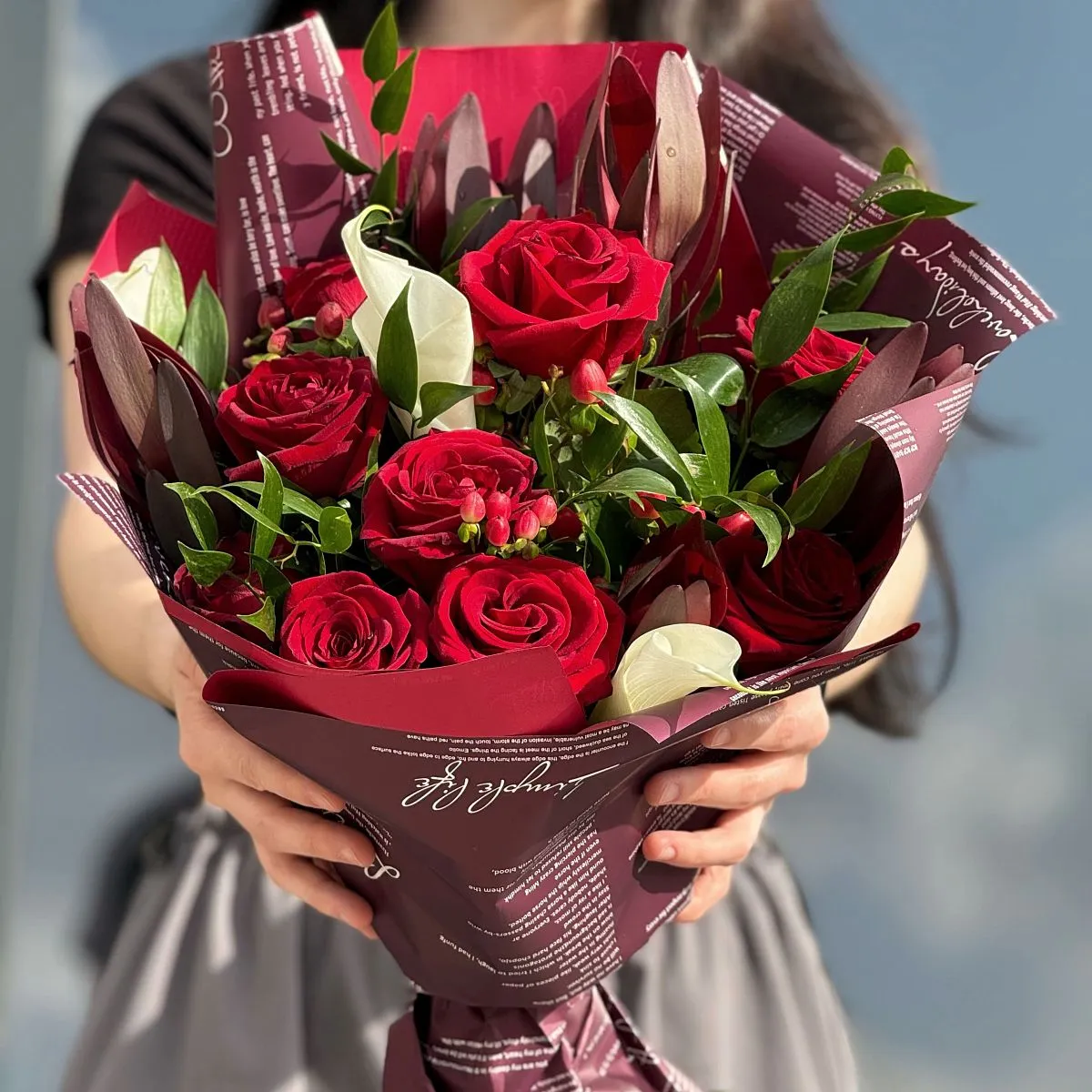 Букет из калл и красных роз