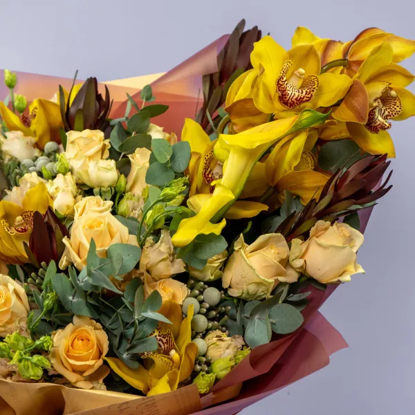 Букет из роз микс, эустом и орхидеи