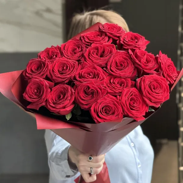 Букет из 19 красных роз (70 см)