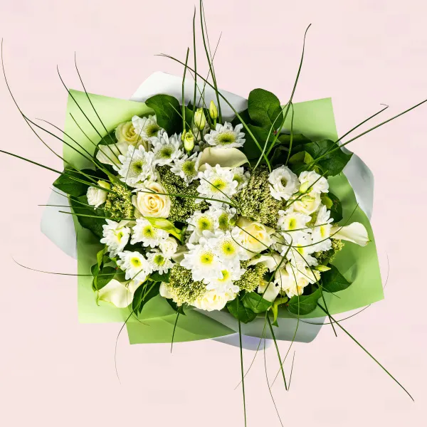 Белые каллы, розы и хризантемы