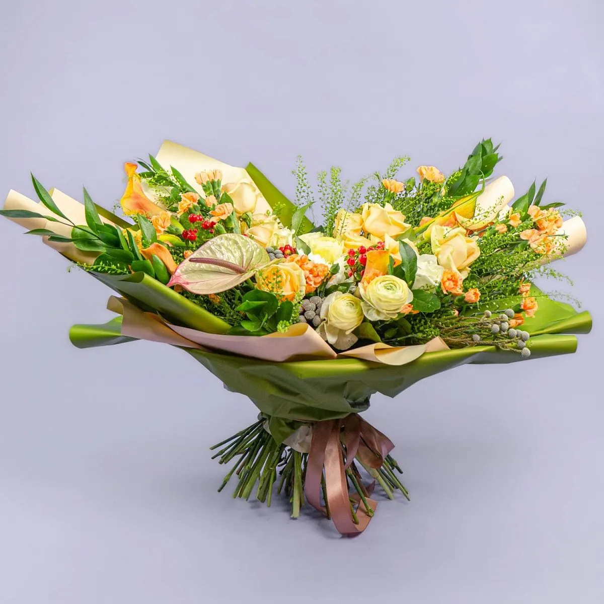 Букет из антуриума, роз и гвоздик