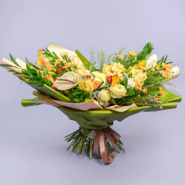 Букет из антуриума, роз и гвоздик