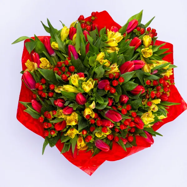 Букет из 38 тюльпанов и альстромерий