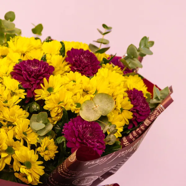 Букет из ярких хризантем микс