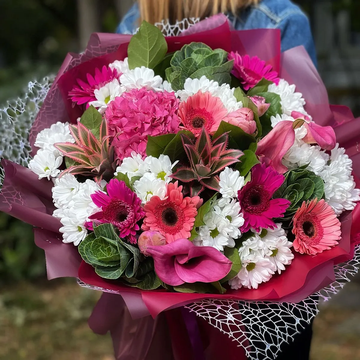 Букет из хризантем, гербер и брасики
