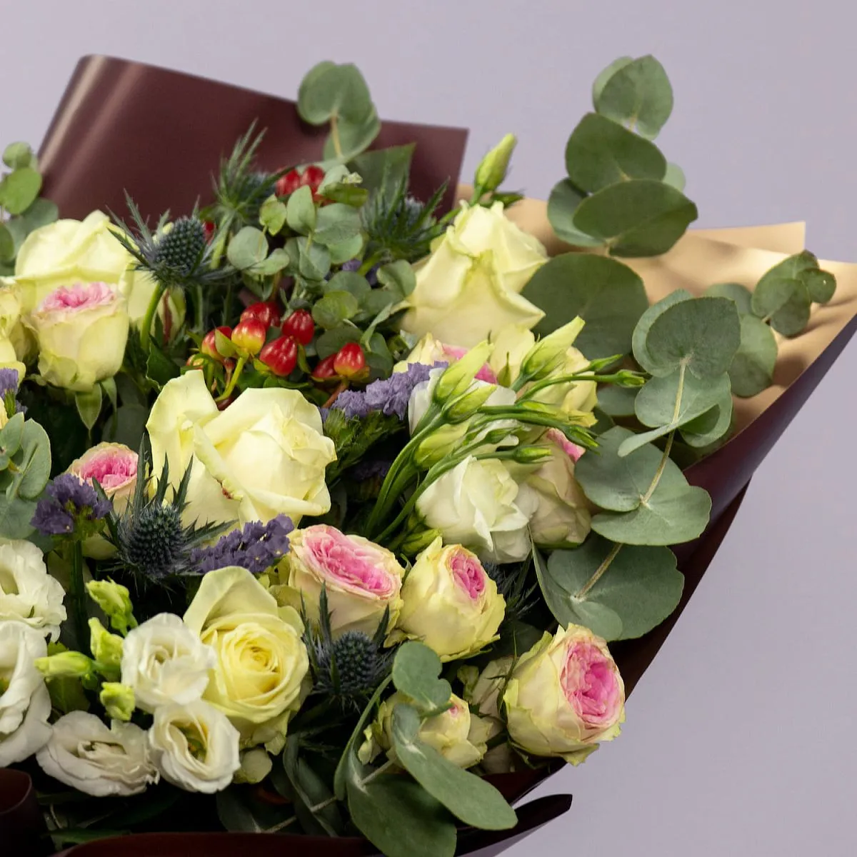 Букет из роз микс, хризантем и эустом