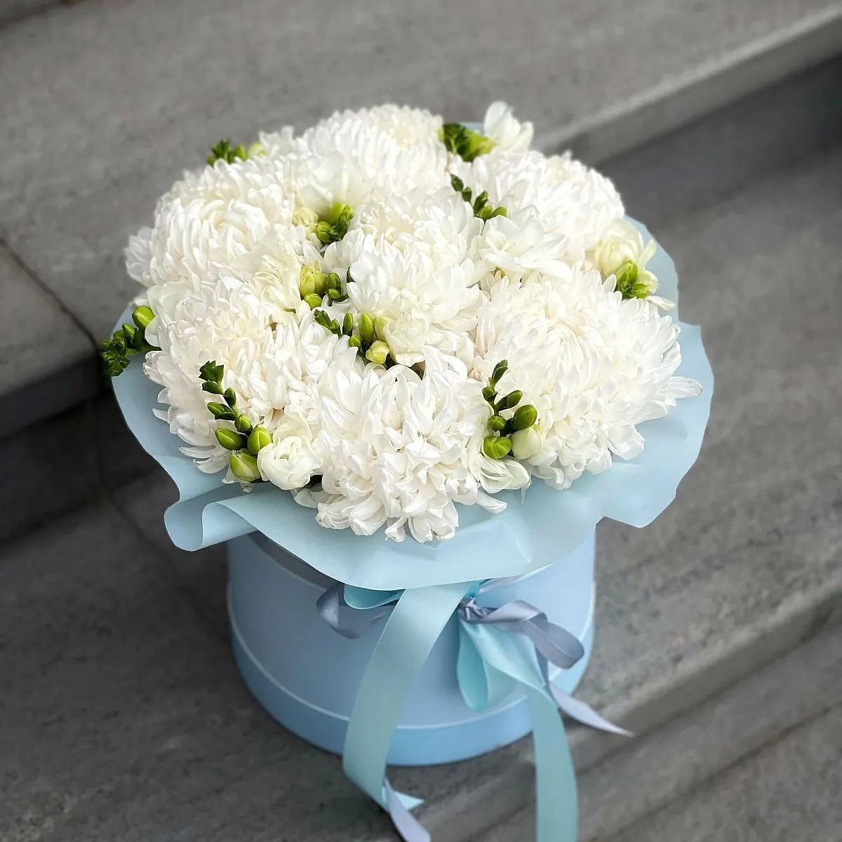 Хризантемы и фрезии в коробке