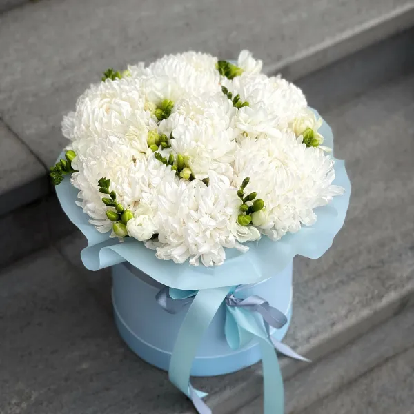 Хризантемы и фрезии в коробке