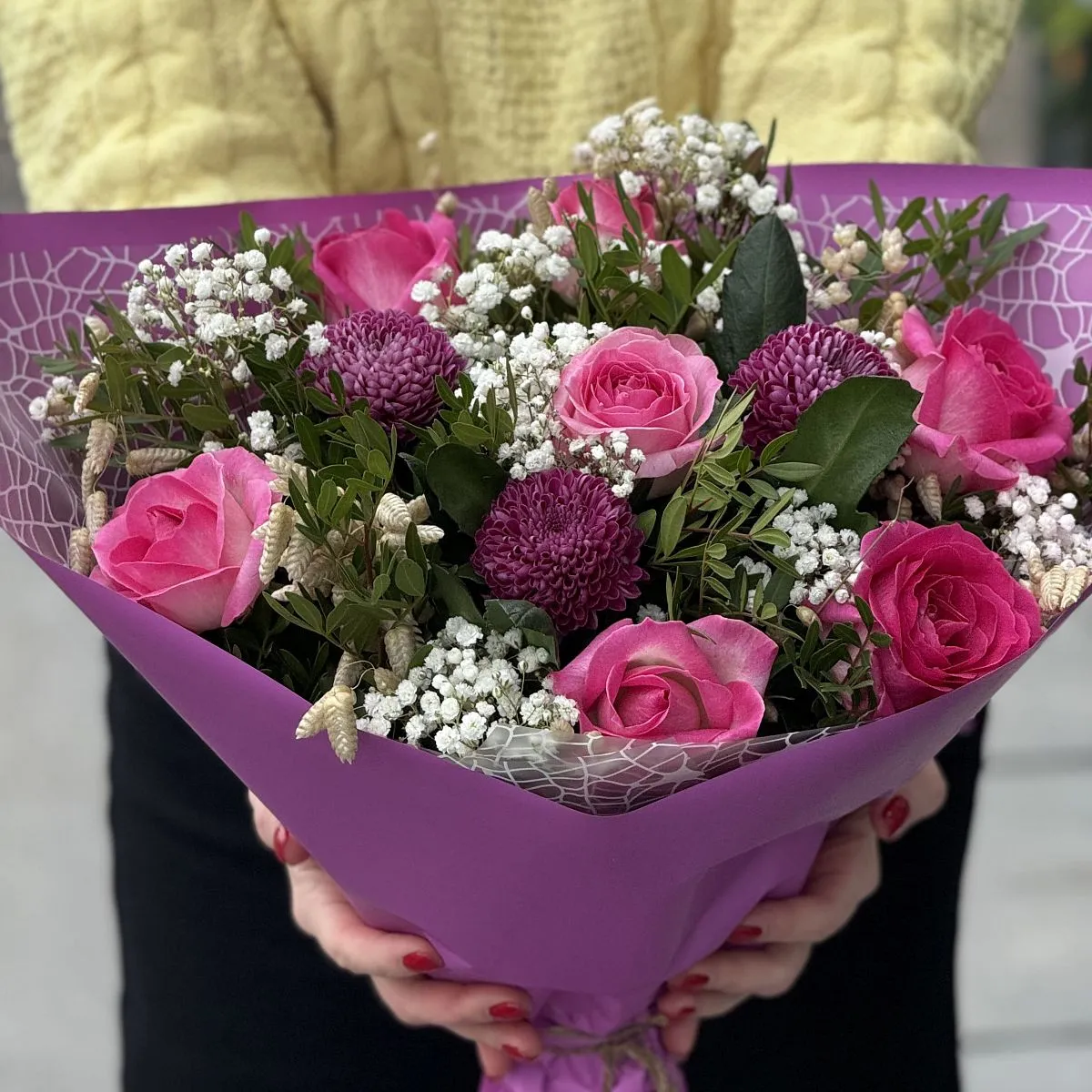 Букет из хризантем, роз и гипсофил