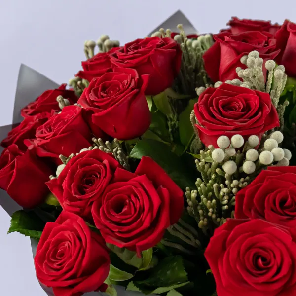 Букет из красных роз и брунии