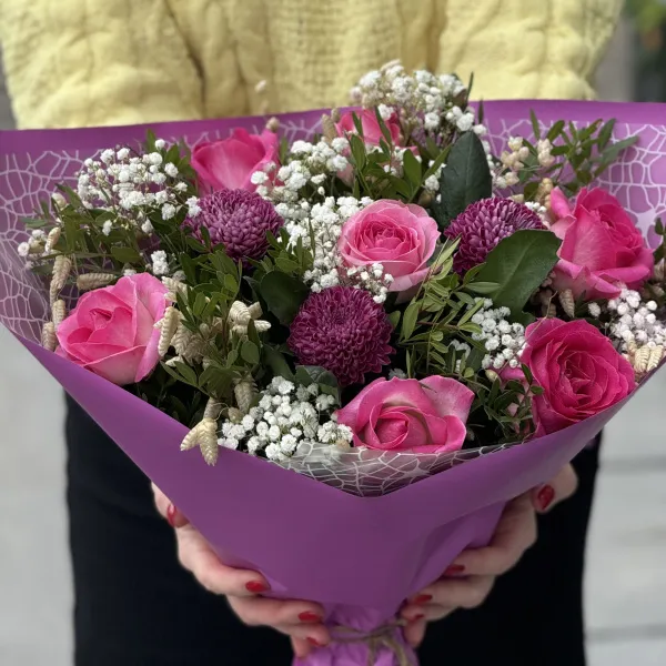 Букет из хризантем, роз и гипсофил