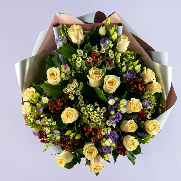 Букет из кремовых роз и эустом