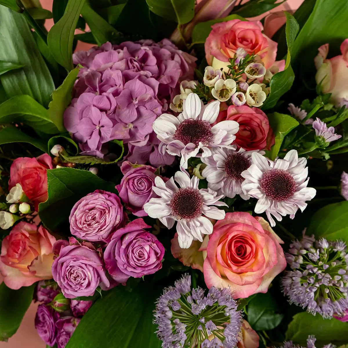 Букет из роз микс, лилии и гортензии