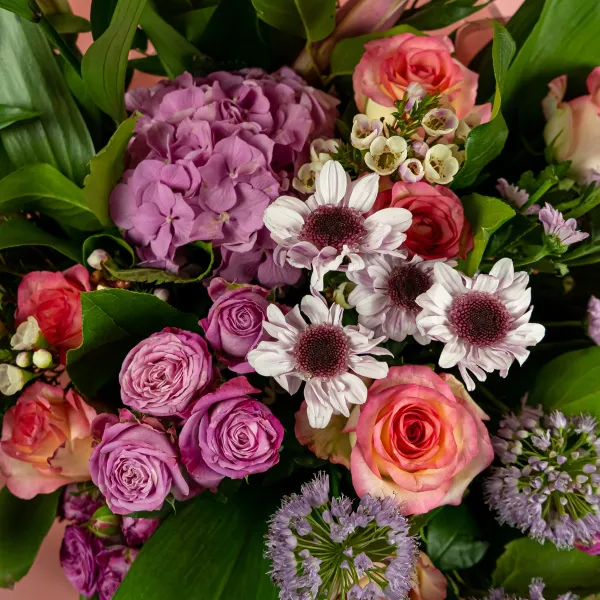 Букет из роз микс, лилии и гортензии