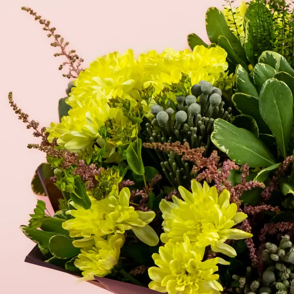 Букет из жёлтых кустовых хризантем