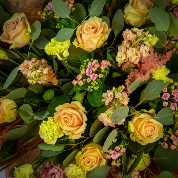 Букет из роз, маттиол и гвоздик