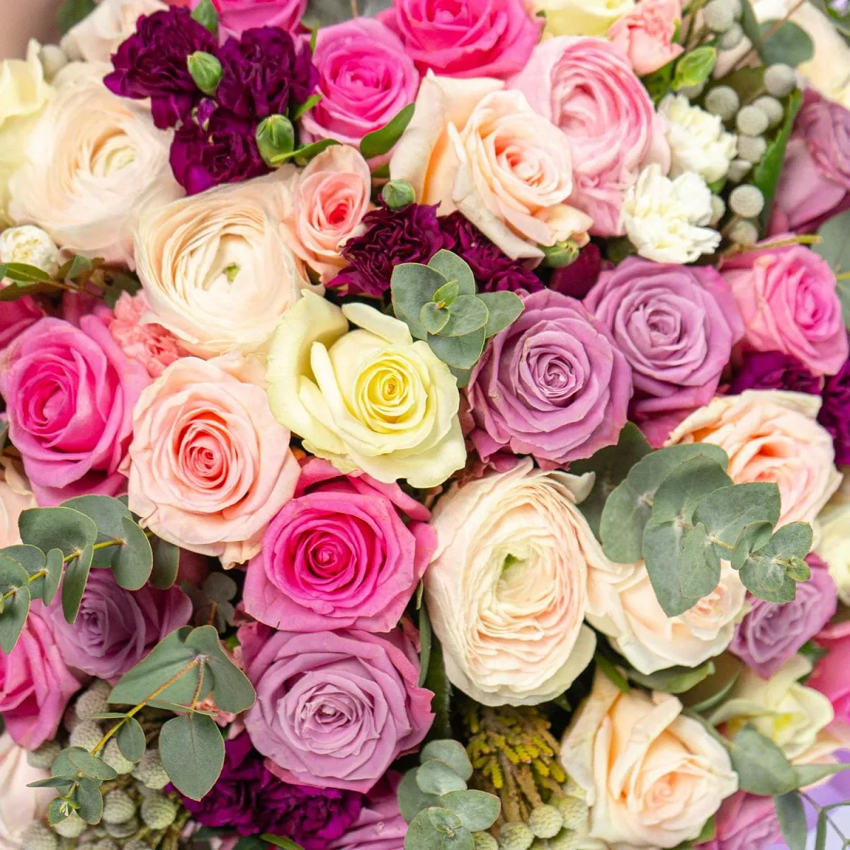 Букет из ранункулюсов и роз микс