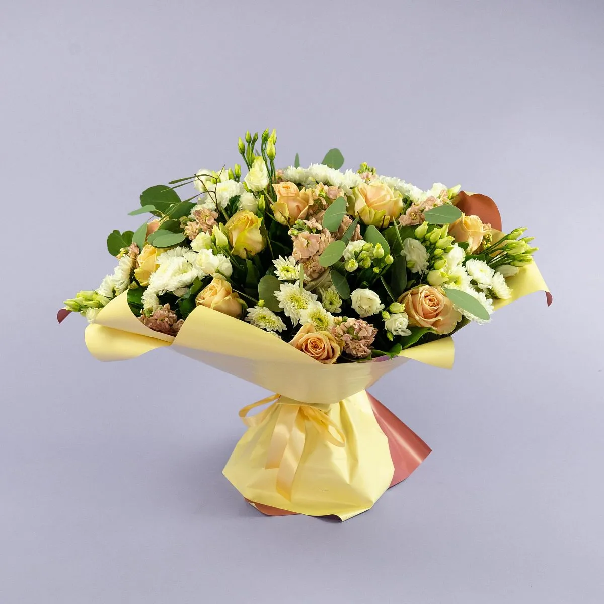 Букет из маттиол, роз и хризантем