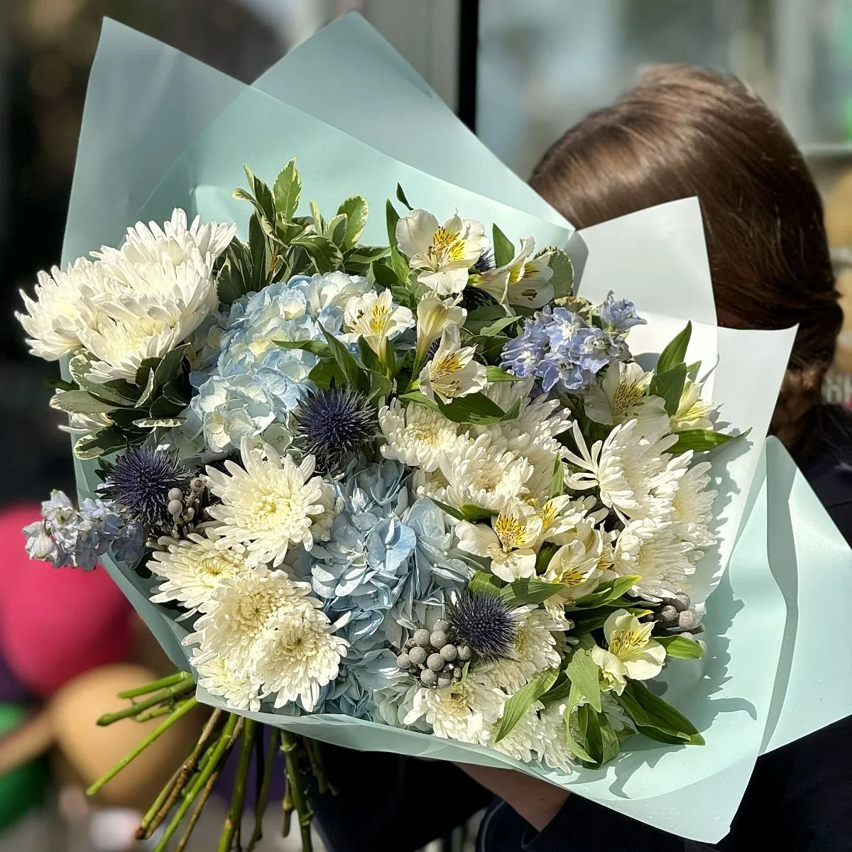 Большой букет из хризантем и альстромерий