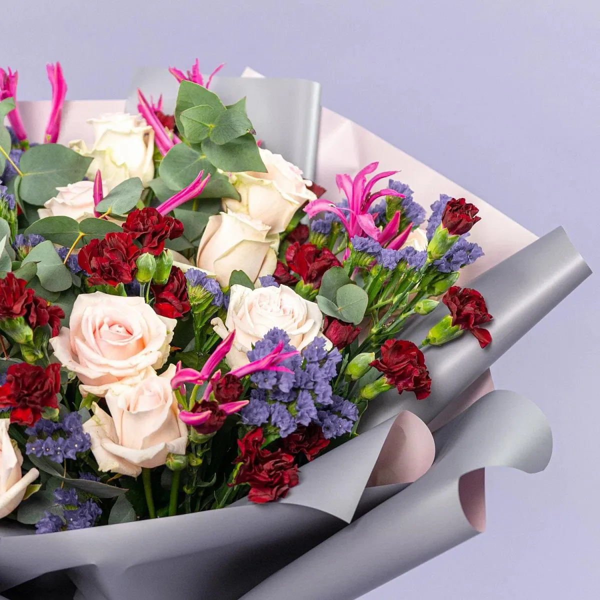 Букет из роз, гвоздик и статицы