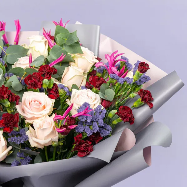 Букет из роз, гвоздик и статицы