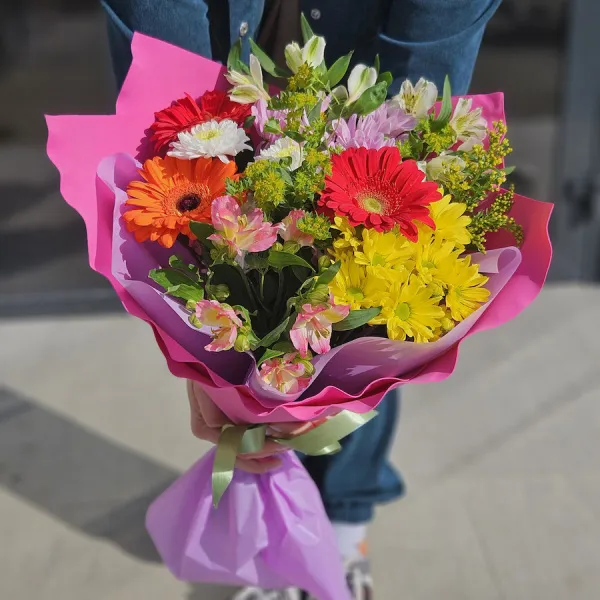 Букет хризантем, гербер и альстромерий