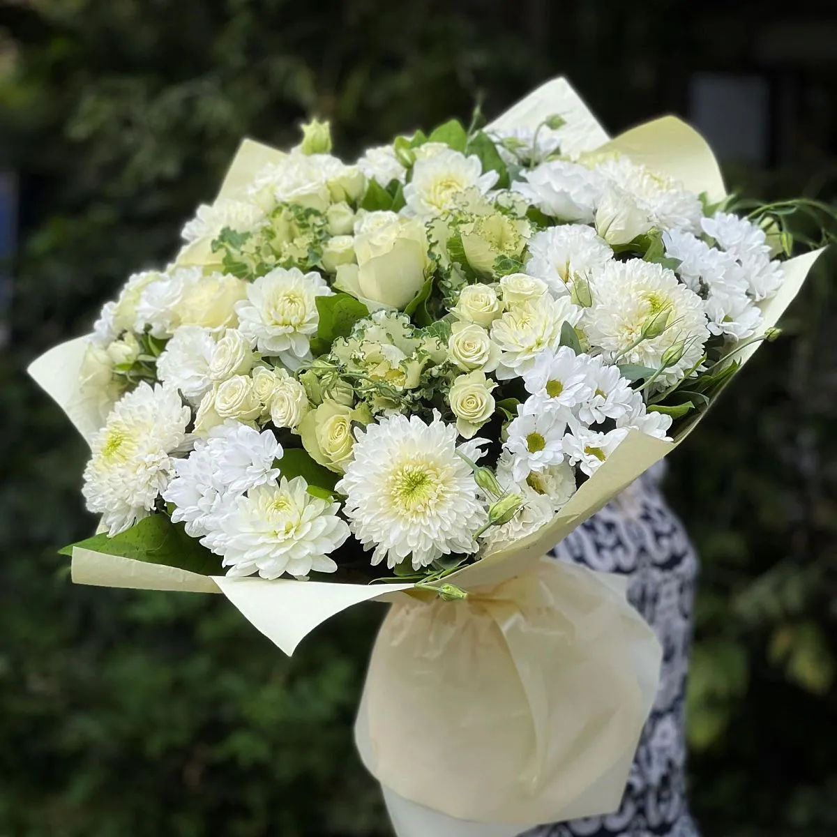 Большой букет из роз, эустом и хризантем