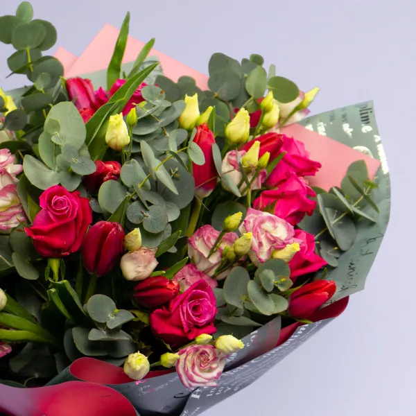 Букет из 10 роз и 19 тюльпанов