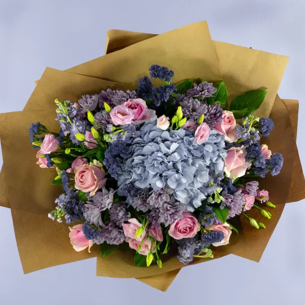 Букет из гортензии, роз и хризантем