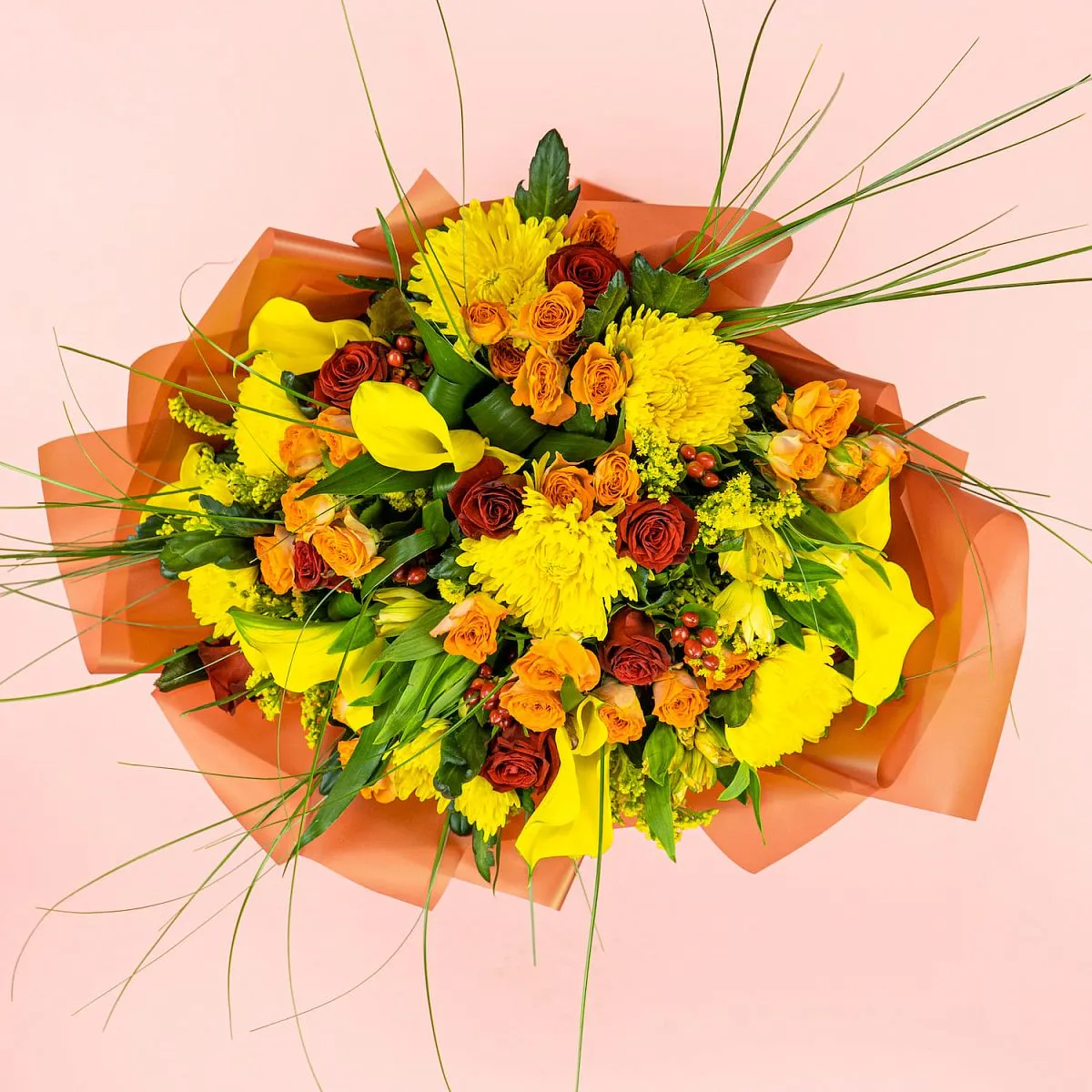 Букет из роз микс, хризантем и калл