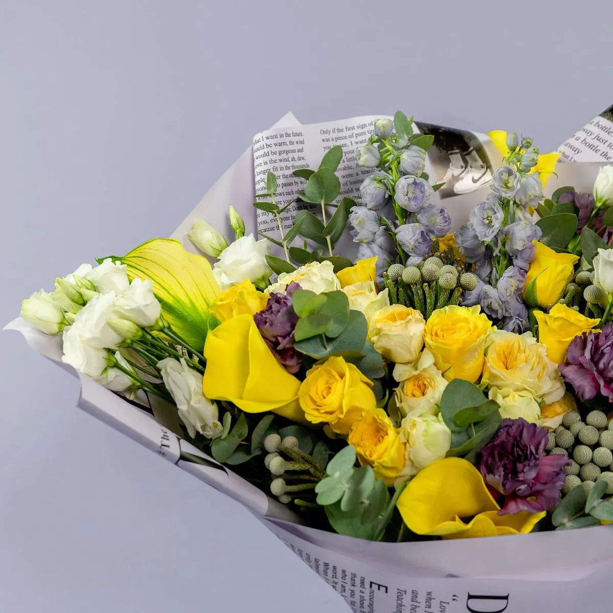 Букет из роз микс, гвоздик и калл