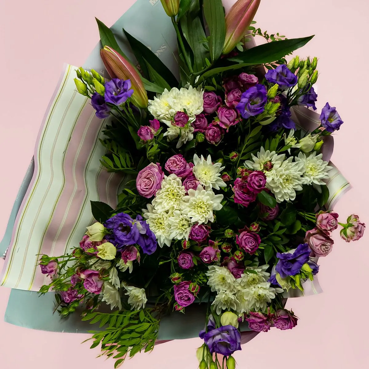 Букет из роз, эустом и лилии