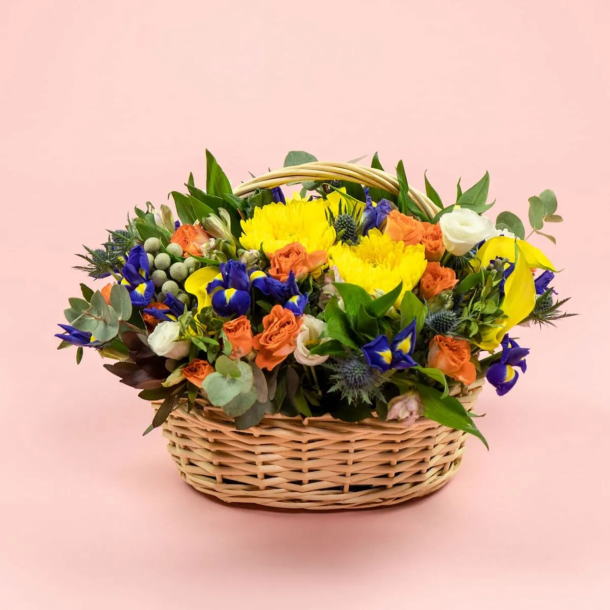 Ирисы и хризанты в корзине