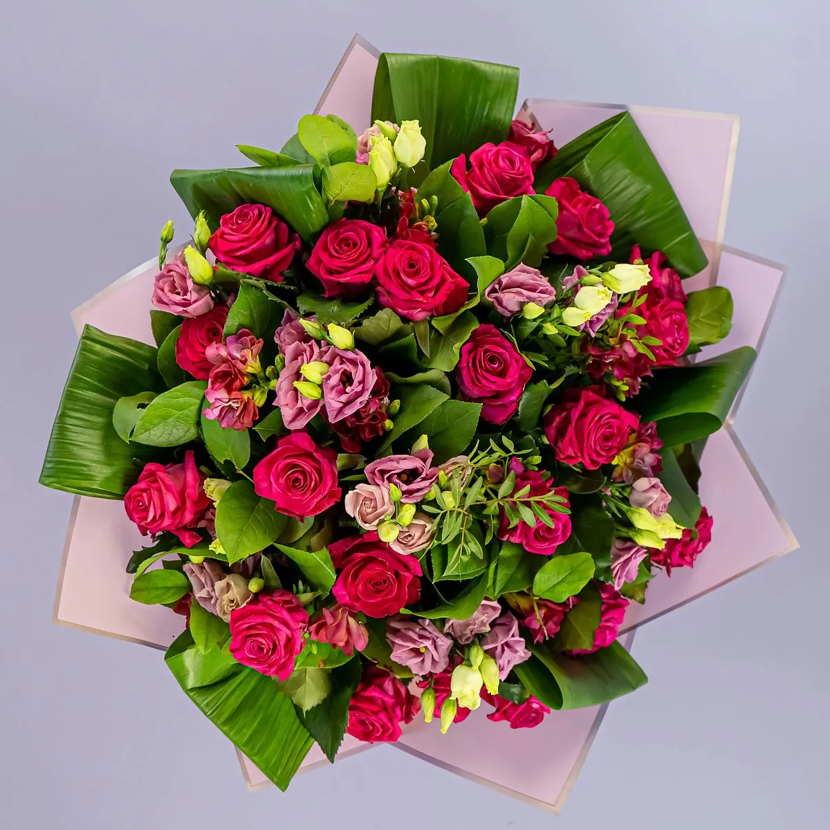 Букет из эустом и ярко-розовых роз