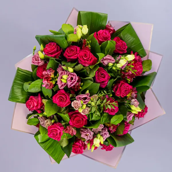 Букет из эустом и ярко-розовых роз