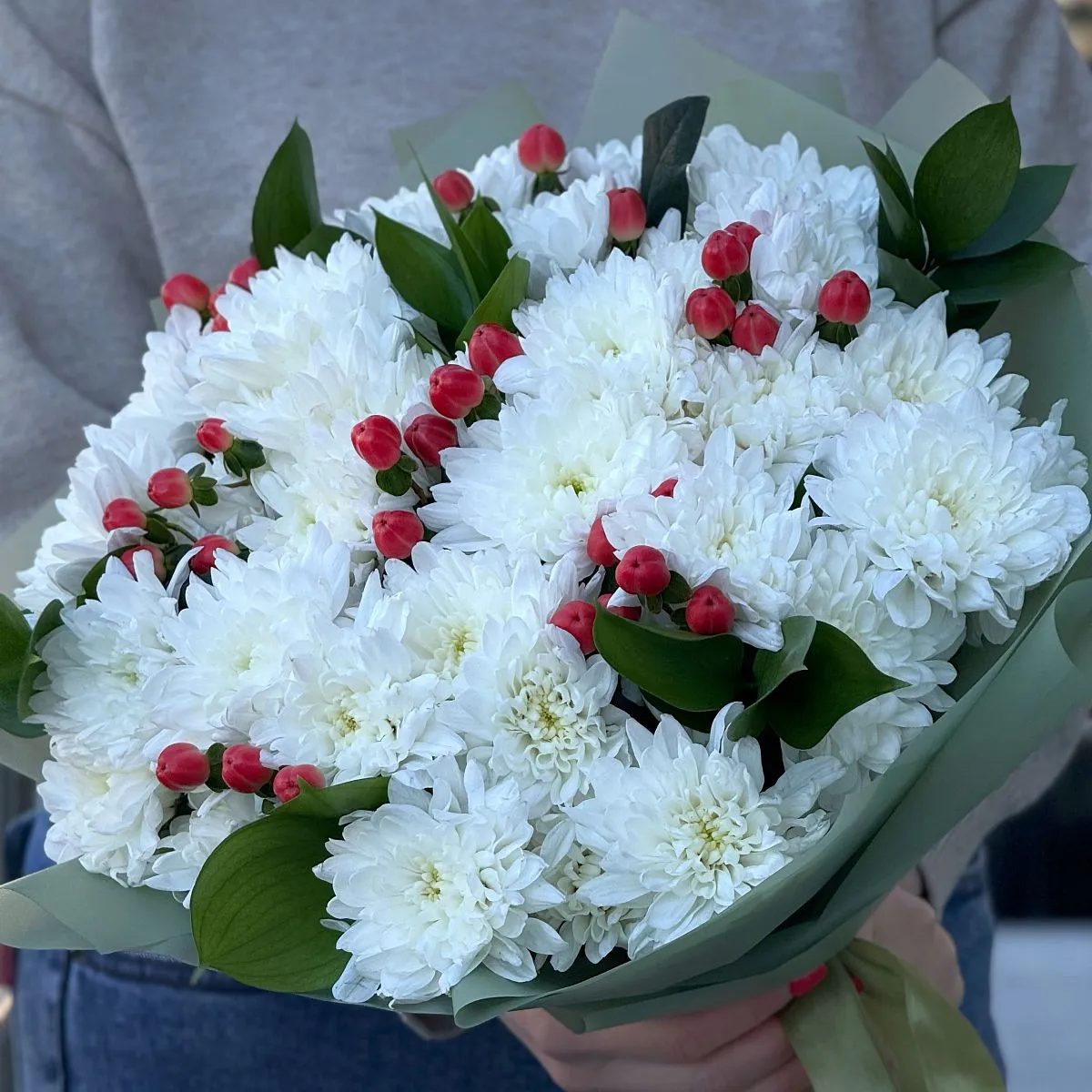 Букет из хризантем и гиперикума