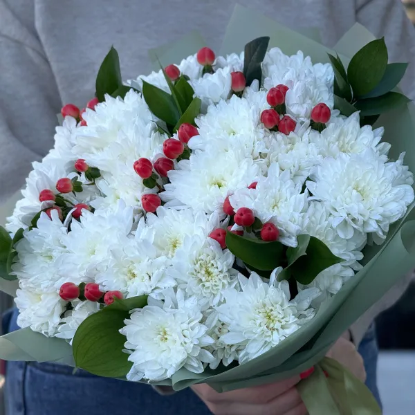 Букет из хризантем и гиперикума